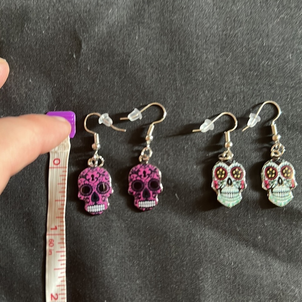 2 pairs of skull earrings - Picture 3 of 3
